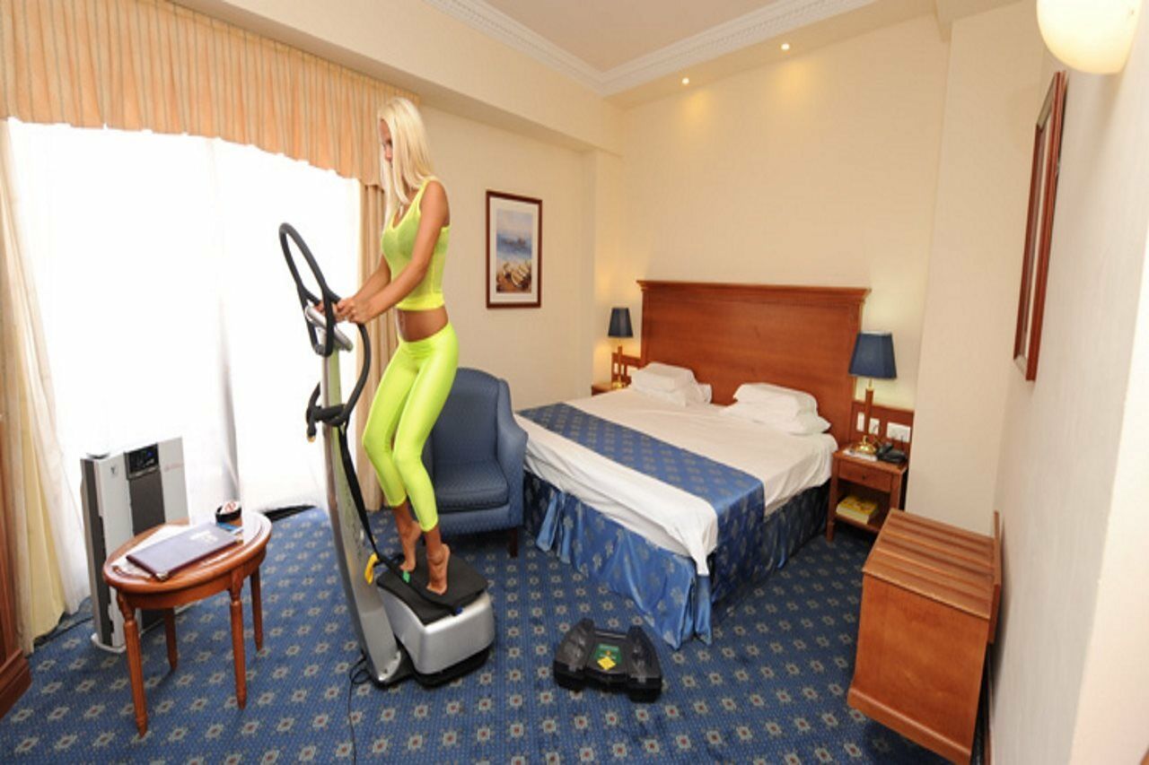 Fortina Spa Resort Sliema Eksteriør billede A woman on an elliptical trainer
